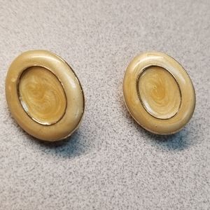 🧨 Gold swirled clip on earrings